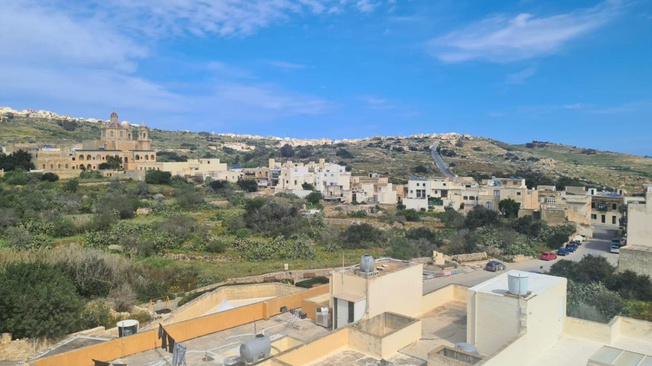 Ir-Rixa Holiday Penthouse Għajnsielem Buitenkant foto